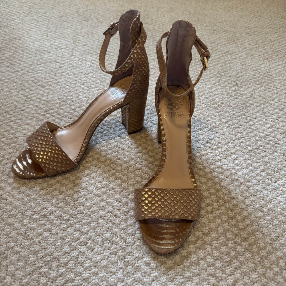 Vince Camuto Gold Textured Size 9 Heeled Sandals
